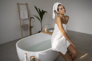 mujer joven preparandose hora bano
